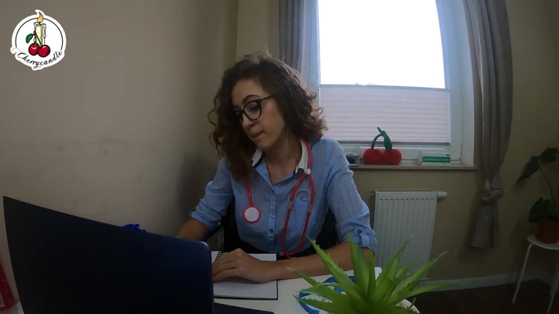 Cherrycandle: M-am dus să-mi donez sperma și asistenta m-a ajutat