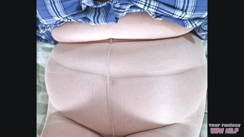 BBW_Wife: Collant Pervertito - MILF Matura Si Esibisce in Calze Di Nylon...