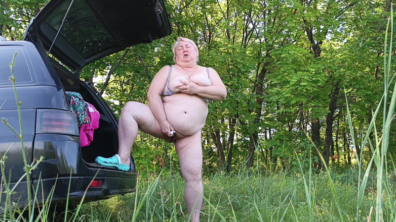 Zona901: Masturbuje její kundičku v přírodě