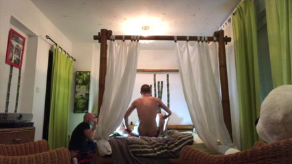 RAW PORN SPY CAM: Straighský chlapec šuká bez sedla svým kamarádem v koupelně