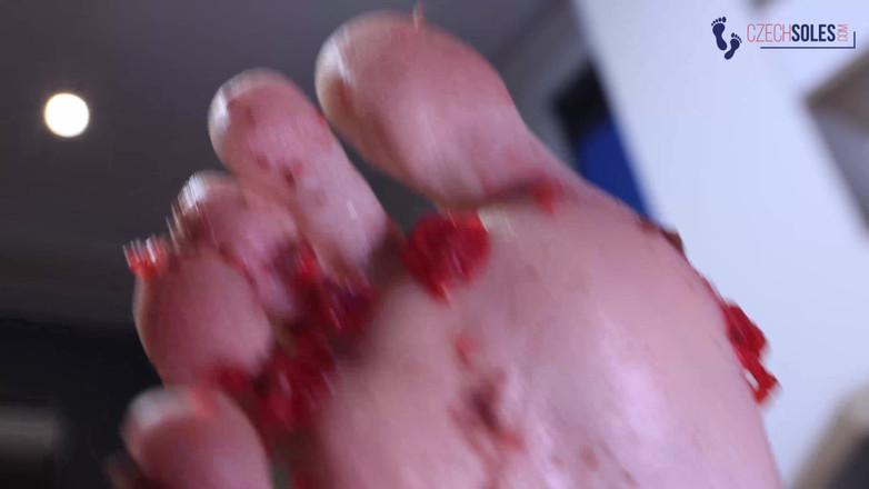 Czech Soles - foot fetish content: Slicka efterrätten från hennes långa tår och tillbe hennes stora...