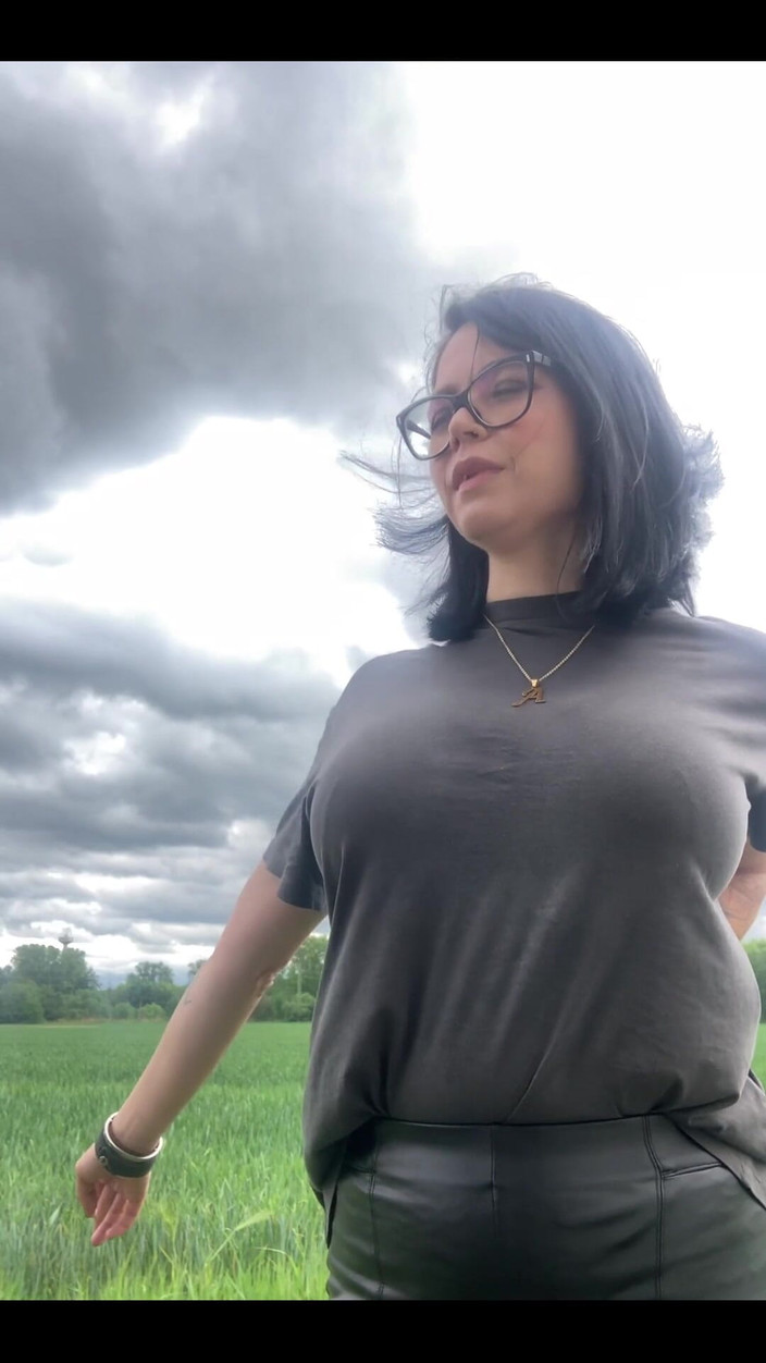 Shione Cooper: 在户外我的面包车里拍摄之前抽烟