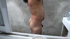Josehairycum: Sledují chlupatého muže, zatímco se sprchuje