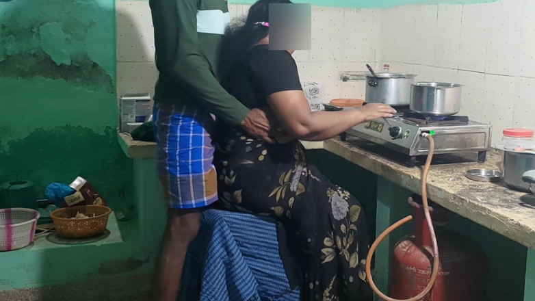 Sky moon: Ibu tiri Memasak Di Dapur Dan Saya Berkongkek dengannya