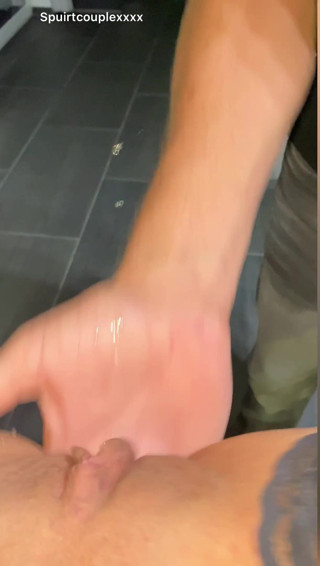 Spuirtcouplexxxx: Heet poesje spuiten op de keuken