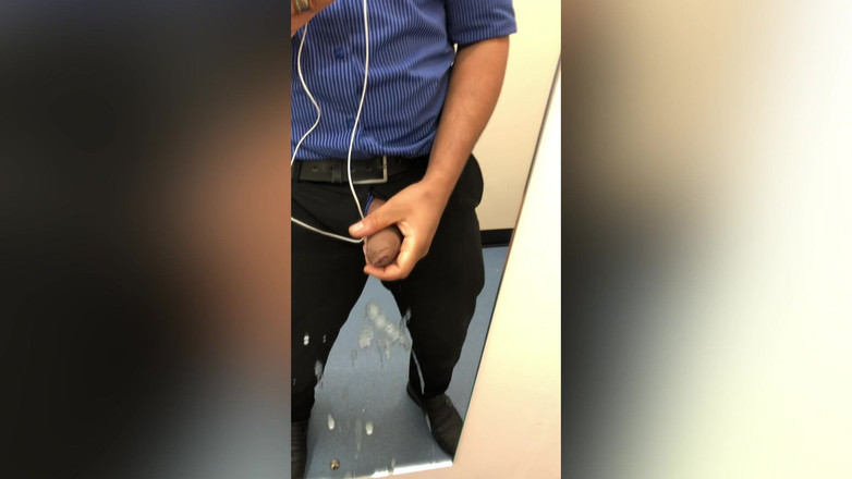 Kadu: Doufám, že mě soused nemůže slyšet stříkání