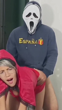 Follando a la madrastra de Caperucita Roja en Halloween