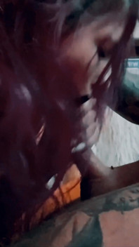 Sie gibt mir einen schmutzigen blowjob auf meinem gepiercten schwanz auf der Fähre. Ich komme in ihren mund und küss sie, lecke das sperma