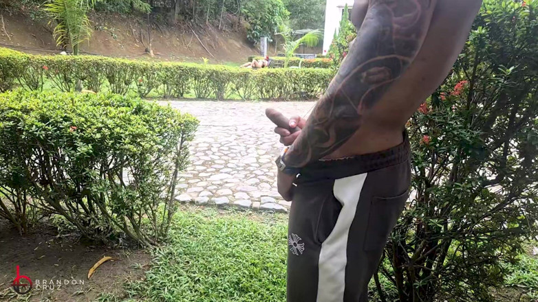 BrandonCruz82: Jardinero Voyeurista Se Folla a Su Jefe Cachondo Al Aire...