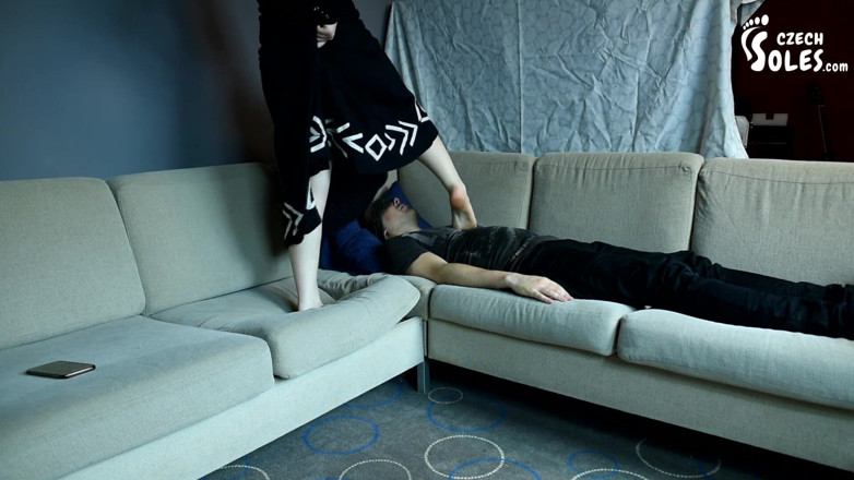 Czech Soles - foot fetish content: Cewek penurut ini menginjak-injak pacarnya yang penurut