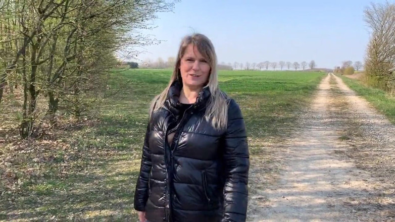 SweetSusi: Pisse en marchant dehors