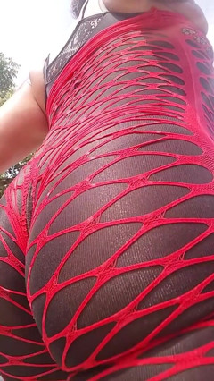 Knky Bee: Slo-mo Twerking in Red Nets Outside