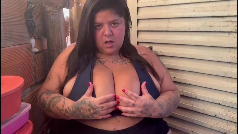 Mary Jhuana: BBW merokok dan menunjukkan payudaranya