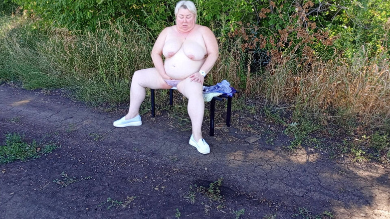 Zona901: O vecină din parc se dezbracă și se masturbează până la...