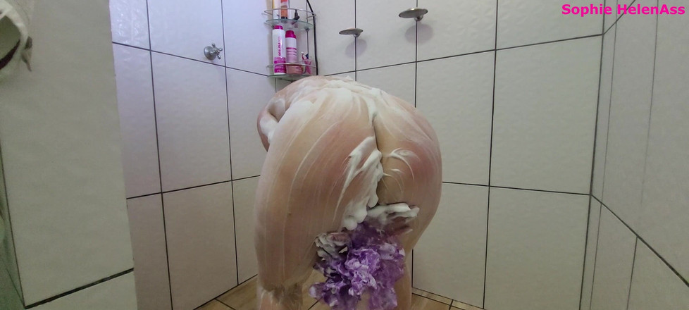 Sophie HelenAss: Stoute vrouw met een mooi lichaam sensualiseert onder de douche...