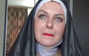 Goddess Misha Goldy: Sexig nunna sätter mycket rött läppstift och retar av hennes...