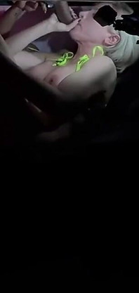 Bts twee milfs melken een grote zwarte lul