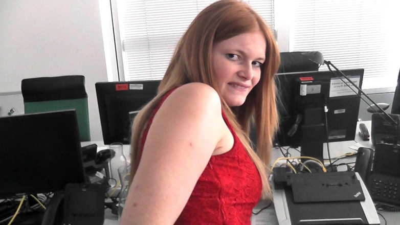 Spermalicious: Practicantă sedusă | Futută în mijloc în birou