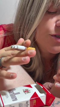 Ratu Marlboro 100-an memberikan blowjob merokok dan bercakap kotor di Jerman
