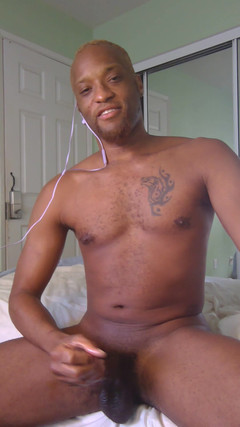 Kennie Jai: Kennie Jai se mostra na cam