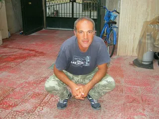 Chiama una ragazza, mentre le parlo accarezzo il cazzo con le palle legate