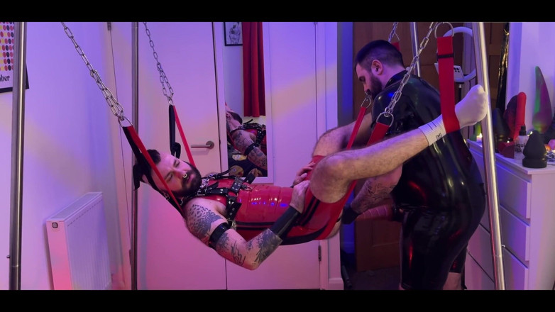 Kross Cumback: Memanas dengan dildo untuk fisting