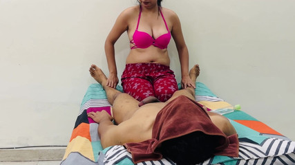 Hornycouple149: Сасур Джі Не Баху ко Тель Мааліш ке Бахане Майн Кія Секс Свекор Трахкав Невістку На Масажі