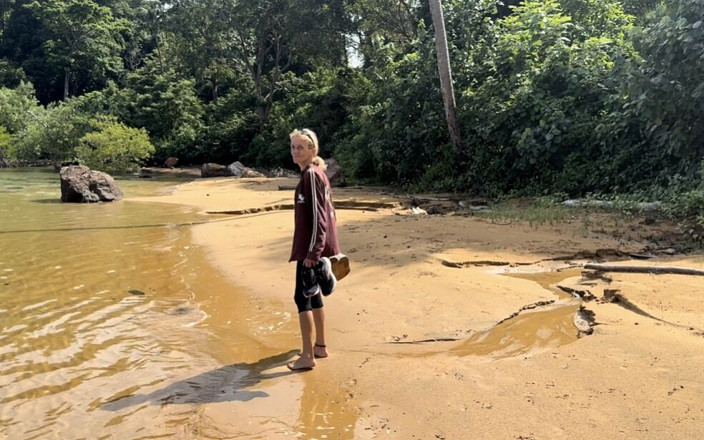 Cristina Sauvage: Homemade Accidental Sex - Handjob and Cumshot on a Beach
