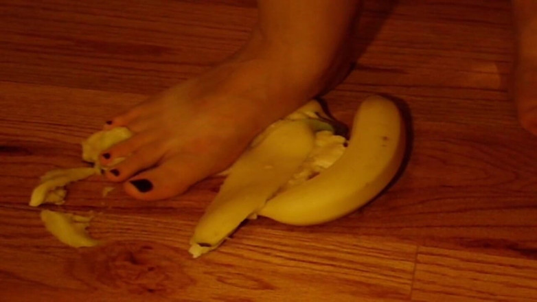 Sexy Amateurz: Crushing food with feet