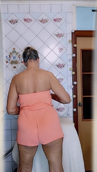 Yaşlı ev hanımı Lukerya mutfakta. Neşeli flört