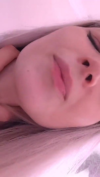 Nadržená cizí dívka si vytáhla ptáka poslíčka do kundičky