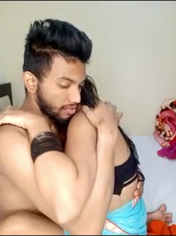 Your Neha Doll: Desi dívka Neha romantické líbání přítele Prsa Press Mnoho další...