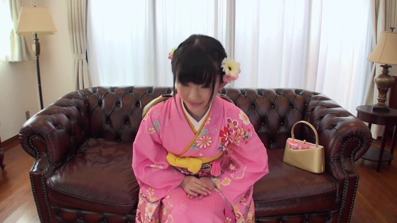 JapaneseAmateur: Ragazza giapponese si fa riempire la sua stretta figa pelosa...