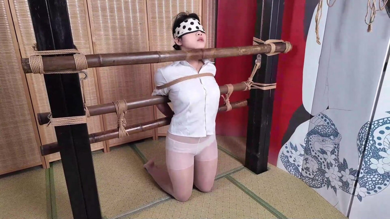 Aisan girl bondage: Xr22-Fata a fost legată de un stâlp și disciplinată.
