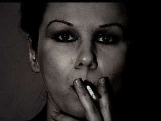 Lydia Privat: Userwishclip sigara içiyor