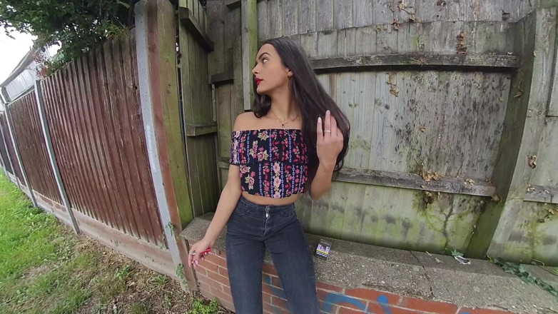 VR smokers HD-2D Videos Only: Kim Model - dunkle jeans