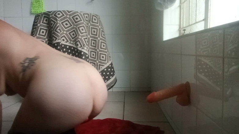 AmiQueenOfKink: Horny MILF Fucks Her Pussy Until She Squirts