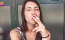 Smokin Fetish: Une douce adolescente fume pour la première fois devant la...
