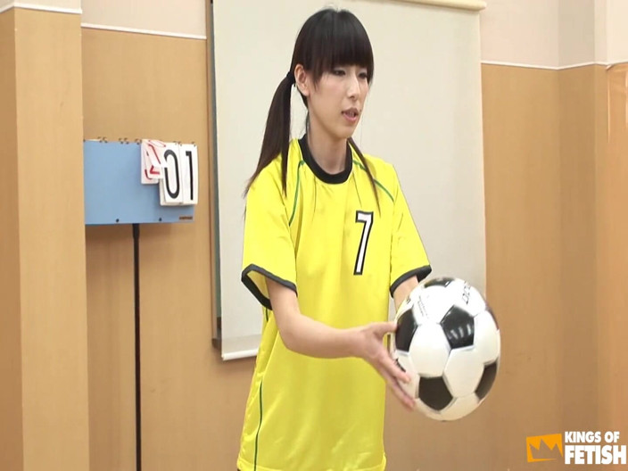 Pure Japanese adult video ( JAV): Awek bola sepak Jepun menghisap dua lelaki di hadapan rakan...