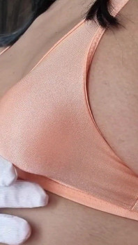 カップやパッドのない私の小さなトレーニングブラ