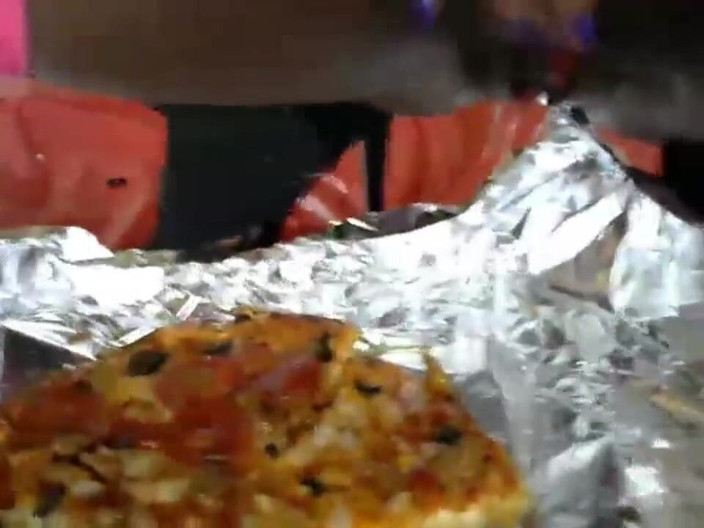 Tatiannasweets: Awek nakal berkencing pada pizza