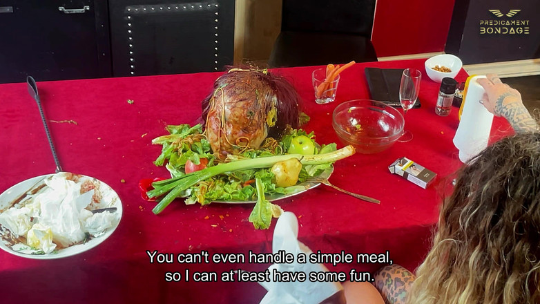 Dominatrix Frida: 食卓で力のない奴隷を辱める (223)