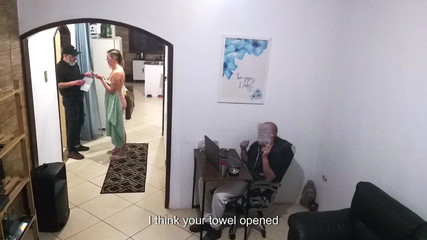 Gabi SweetCouplesStories: Pas suami lagi kerja, istri pakai handuk menyapa pria pengantar...