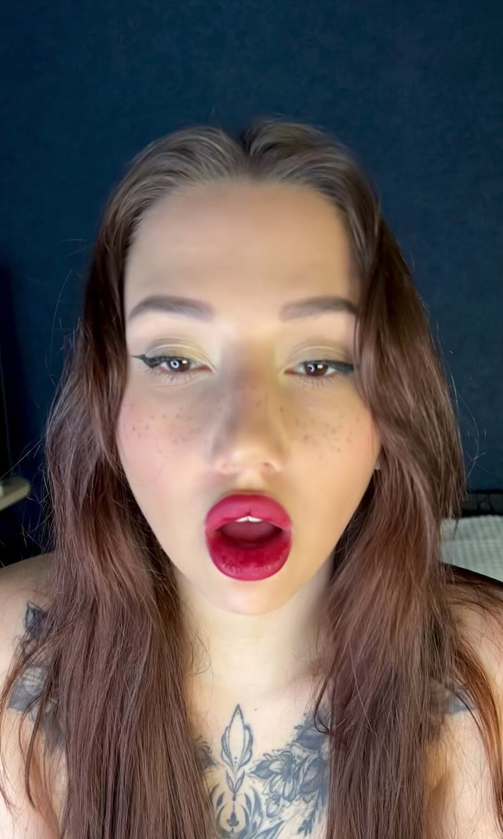 JessLux: Mulutku digodain sama fetish mulutku!
