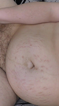 Żonaty mamuśki żona masturbuje się swoją owłosioną cipką Ogromnym Dildo - Milky Mari
