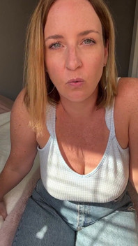 Estimulando la cara de mi nuevo toro con la polla de mi esposo