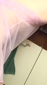후장 깊숙이 두꺼운 딜도를 따먹는 젊은 마누라