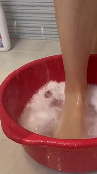 Žena se koupe dotýkat a masírovat její nohy, aby měla orgasmus