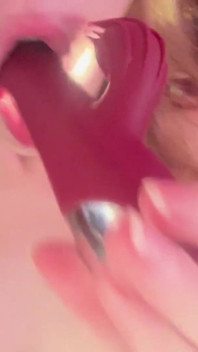 Lagi asik seks anal pakai dildo