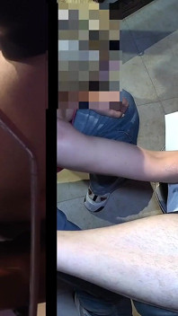 Podwójne zaciskanie pięścią w podwójnym monitorze